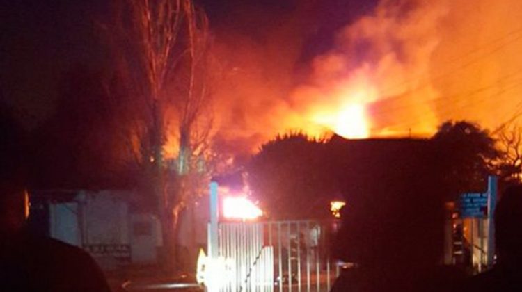 Dos bomberos lesionados deja incendio en el hospital Barros Luco