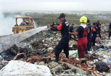 Afectados dos Bomberos por incendio de basurero de Veracruz