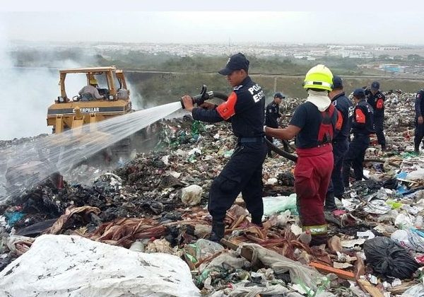 Afectados dos Bomberos por incendio de basurero de Veracruz