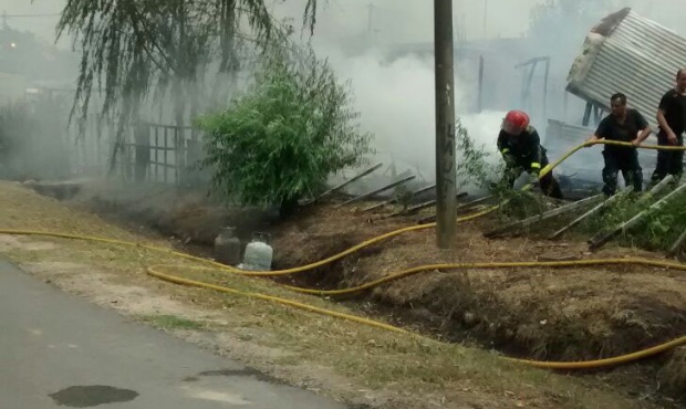 Un incendio consumió ahora 4 viviendas en L. Olmos, un bombero resulto herido