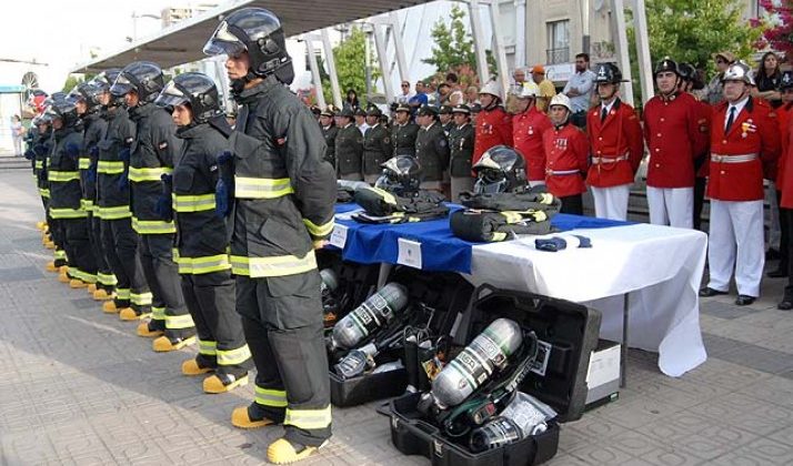 Entregaron mil kits a Bomberos de la región