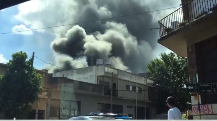 Incendio en una fábrica de plásticos en San Martín