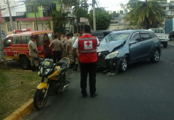 Carro atropella a dos bomberos cuando atendían a motociclista