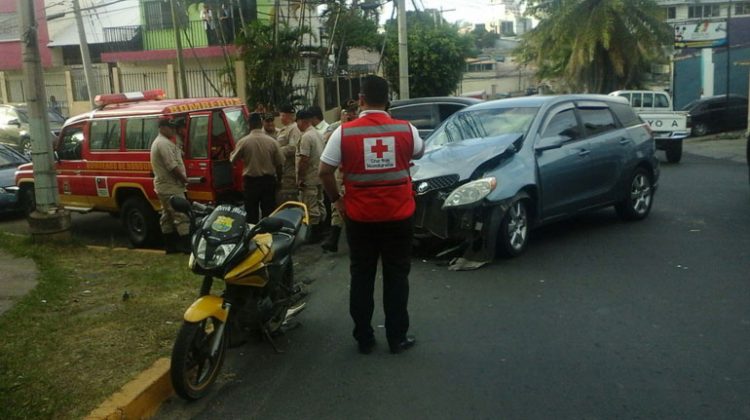 Carro atropella a dos bomberos cuando atendían a motociclista