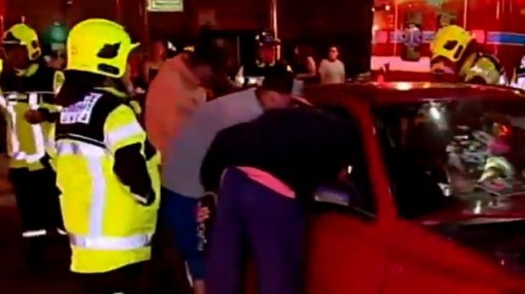 Colisión vehicular deja a cuatro bomberos lesionados