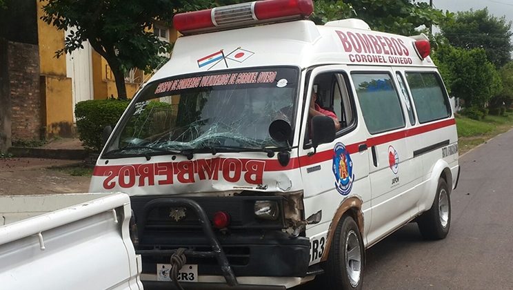 Ambulancia de bomberos choca mientras trasladaba a paciente
