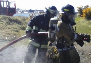 Dos bomberos resultaron lesionados tras combate de incendio en Queilen