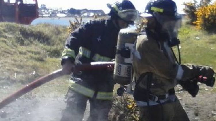 Dos bomberos resultaron lesionados tras combate de incendio en Queilen