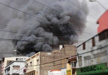 Bomberos combate incendio en el centro de Antofagasta