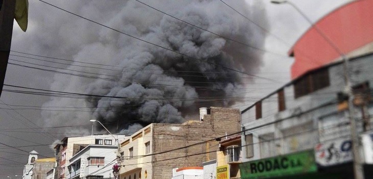 Bomberos combate incendio en el centro de Antofagasta
