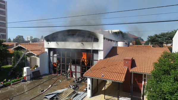Bomberos controlaron un incendio en una papelera en Punta Mogotes