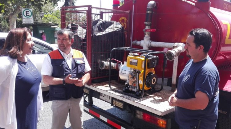 Onemi entrega motobomba al Cuerpo de Bomberos de Los Andes