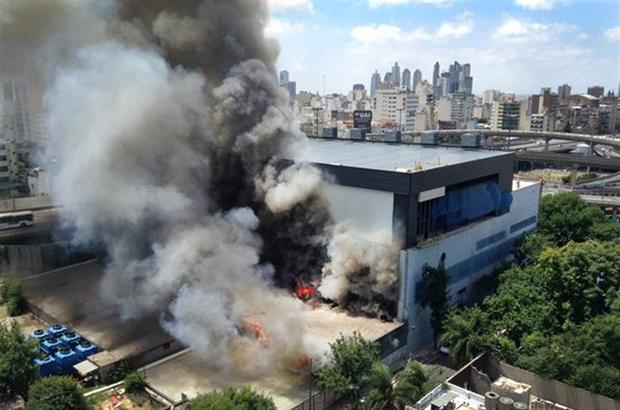 Gran incendio de un depósito de Canal 13