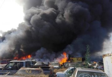 Incendio en corralón de Michoacán consume 240 vehículos