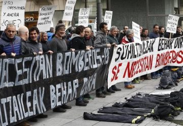 Los bomberos escenifican en Pamplona la necesidad de su OPE