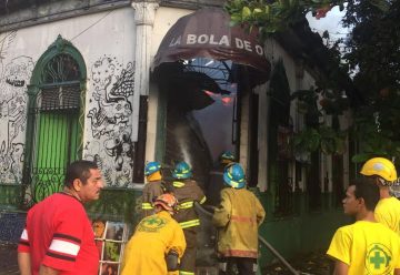 Incendio destruye cervecería en centro de San Salvador