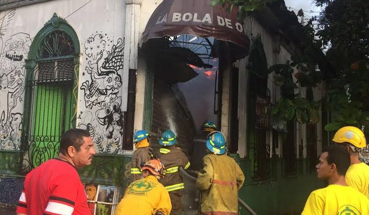 Incendio destruye cervecería en centro de San Salvador