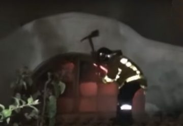 Incendio en restaurante Charlie Papa dejó un bombero herido
