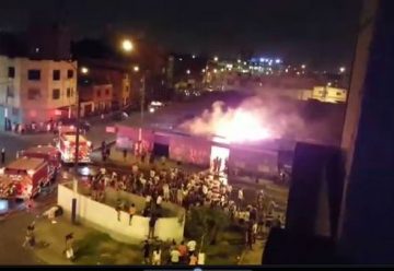 Incendio en galería del Rímac movilizó 18 unidades de bomberos
