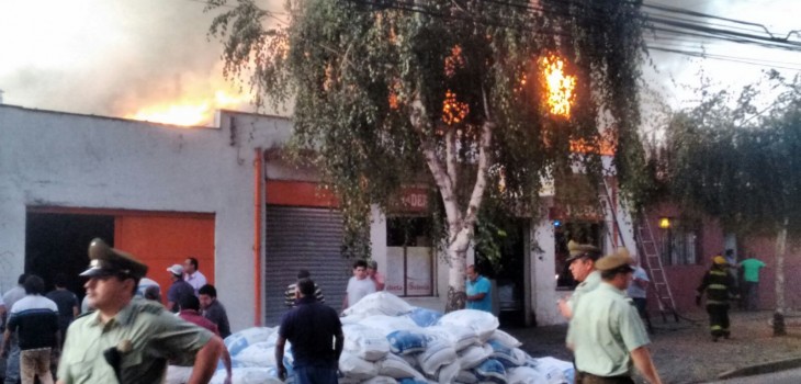 Dos bomberos heridos deja incendio en panadería