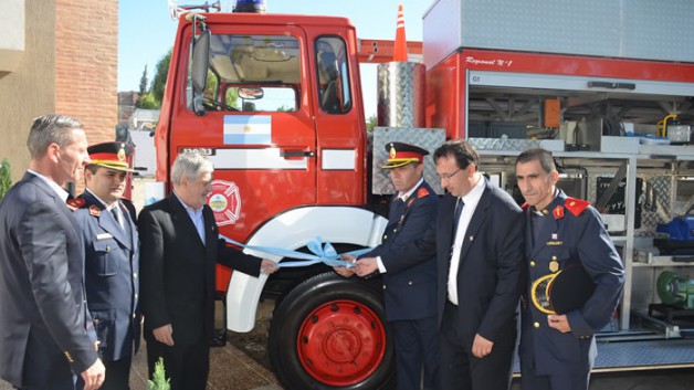 Bomberos de Trelew festejo el 40º aniversario, con una nueva unidad