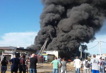 Bomberos combaten un gran incendio en deposito de aceites