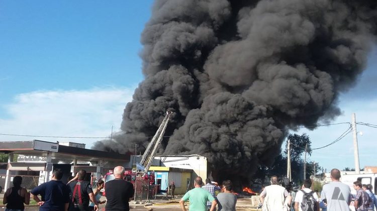 Bomberos combaten un gran incendio en deposito de aceites