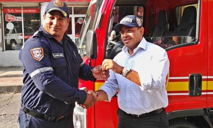 Alcaldía entrega nueva máquina a Bomberos de Riohacha