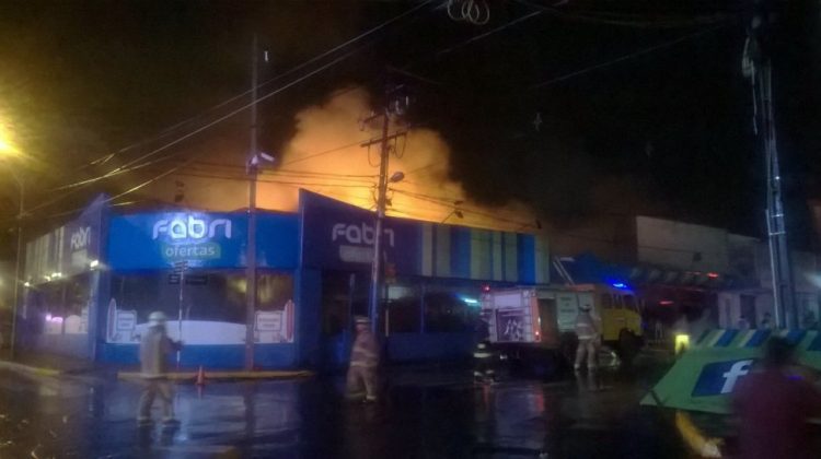 Voraz incendio afectó tienda de ropas