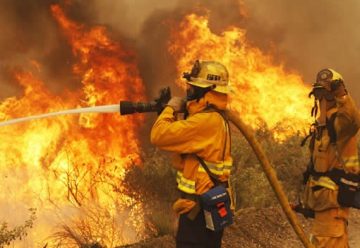 Incendio consume una vivienda y deja a dos bomberos lesionados en Pichidegua