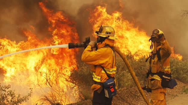 Incendio consume una vivienda y deja a dos bomberos lesionados en Pichidegua