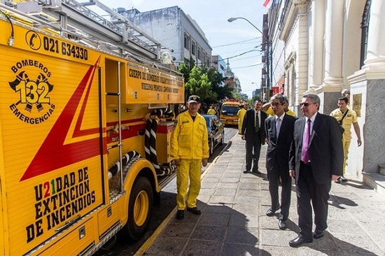 Cinco carros para los bomberos del Paraguay