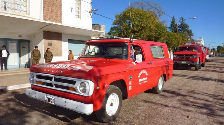 Bomberos de Saavedra rescatan a una mujer que cayó en un pozo ciego