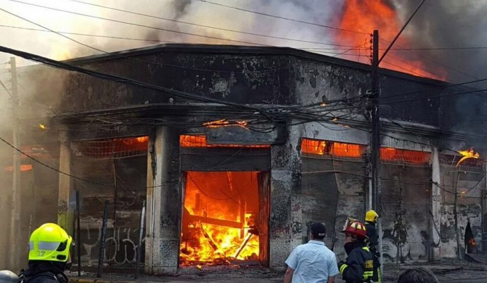 Incendio moviliza a Bomberos a zona céntrica de Santiago