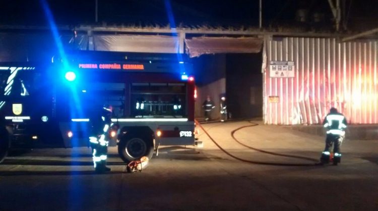 Bombero resultó herido cuando trabajaba en incendio de galpón en ex Apsa