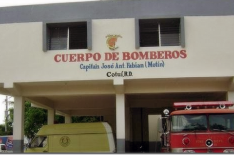 Bomberos de Cotuí protestan en demanda de pago