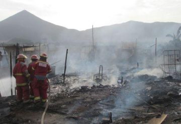 El fuego calcina 30 ranchos en Chimbote