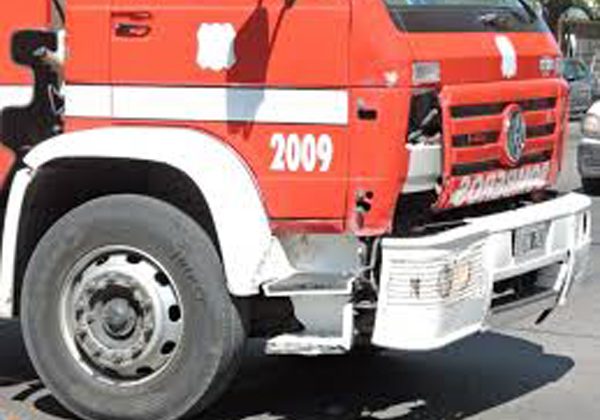 Se incendió una casa y los bomberos chocaron en el camino