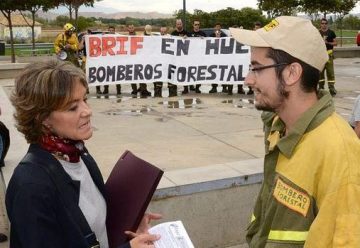Bomberos forestales son multados con 2.600 euros por protestar