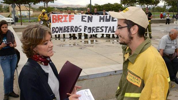 Bomberos forestales son multados con 2.600 euros por protestar