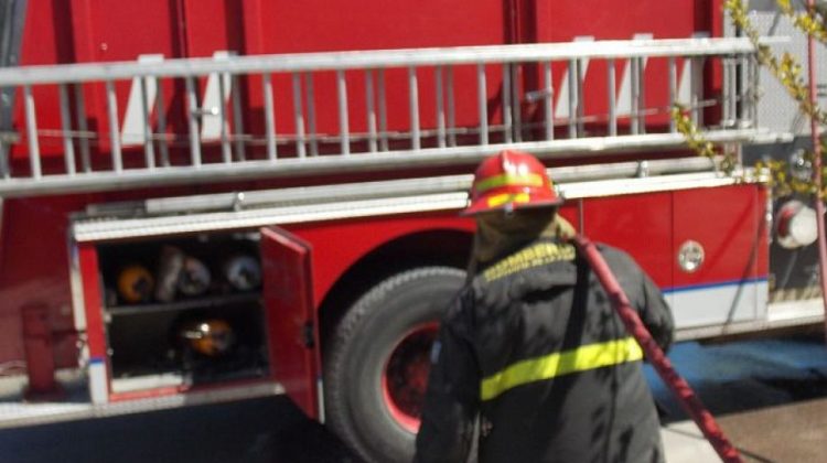 Quemaron un auto y su dueño impidió el trabajo de bomberos