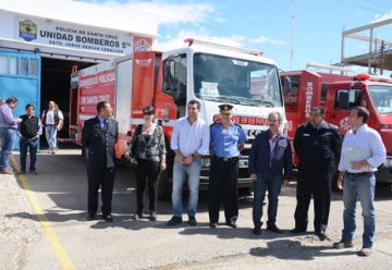 Fomicruz entregó camión a Bomberos de Santa Cruz