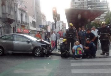 Camino al incendio, bomberos chocaron un auto