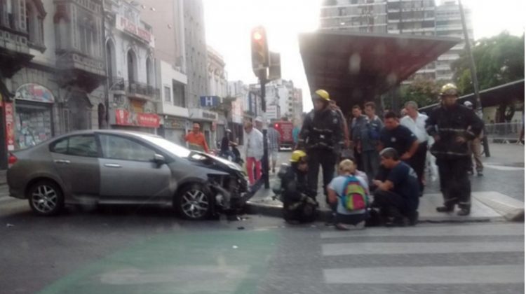 Camino al incendio, bomberos chocaron un auto