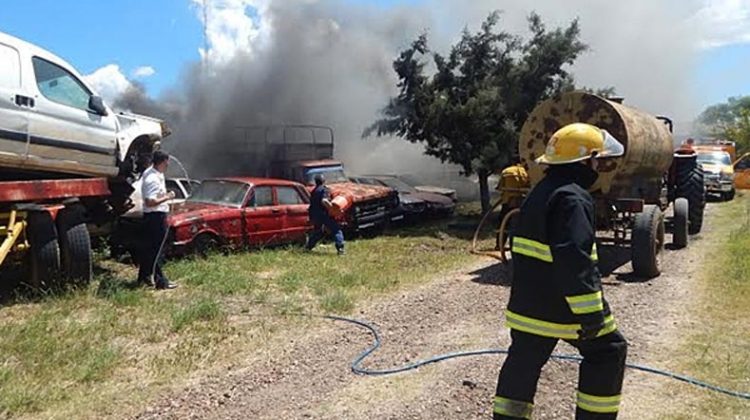 Quema de pastizales se fue de control y afectó un depósito