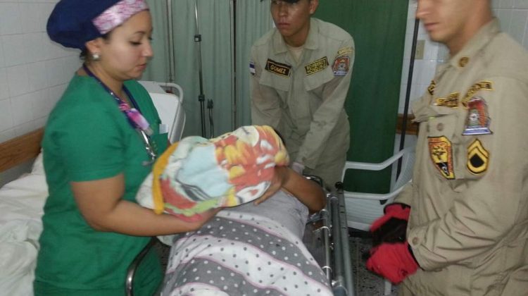 Mujer da a luz asistida por bomberos en Santa Bárbara
