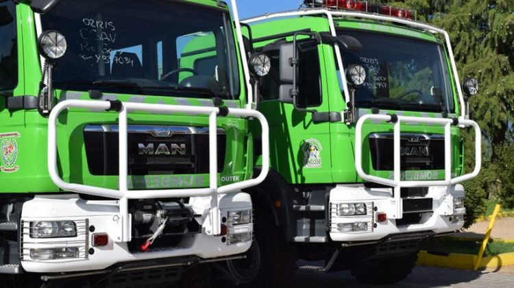 Bomberos de Los Ríos recibieron cuatro carros bombas forestales