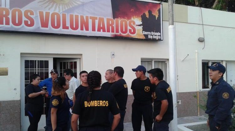 Bomberos acuartelados reclaman elementos de trabajo