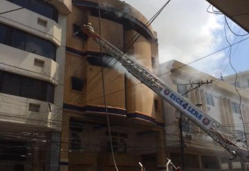 200 bomberos logran controlar incendio en el centro de Guayaquil