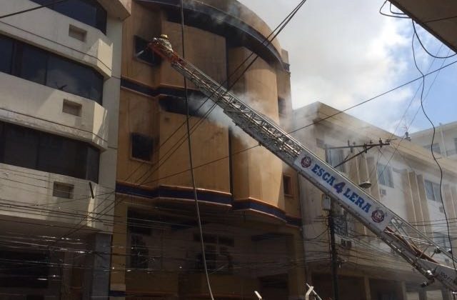 200 bomberos logran controlar incendio en el centro de Guayaquil